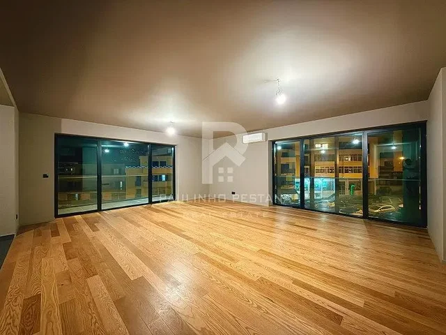 Salon; podłoga drewniana, światło dzienne, widok