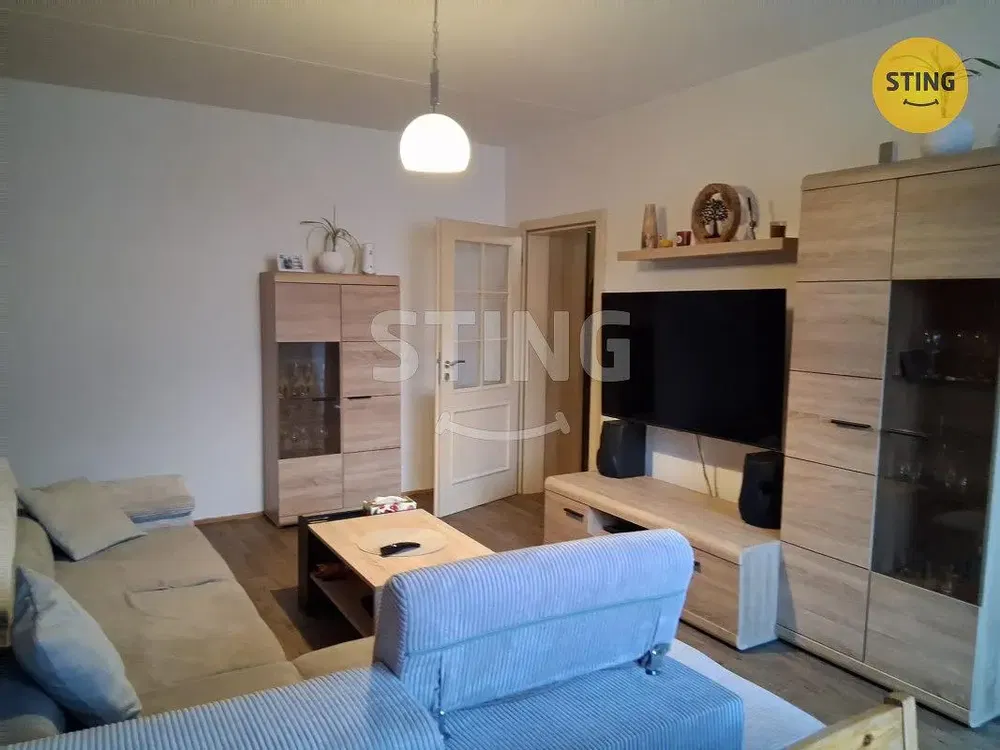 Obývací pokoj; moderní styl, dřevěná podlaha, přirozené světlo