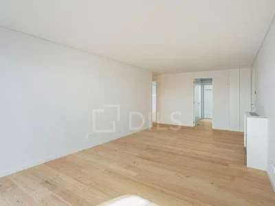 Obývací pokoj; dřevěná podlaha, přirozené světlo