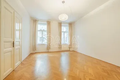 Wohnzimmer; holzboden, tageslicht
