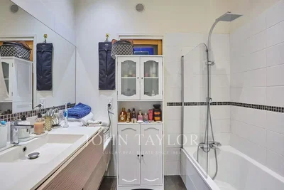 Kupaonica; pločice, renoviran, prirodno svjetlo, moderni stil