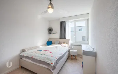 Schlafzimmer; tageslicht, holzboden