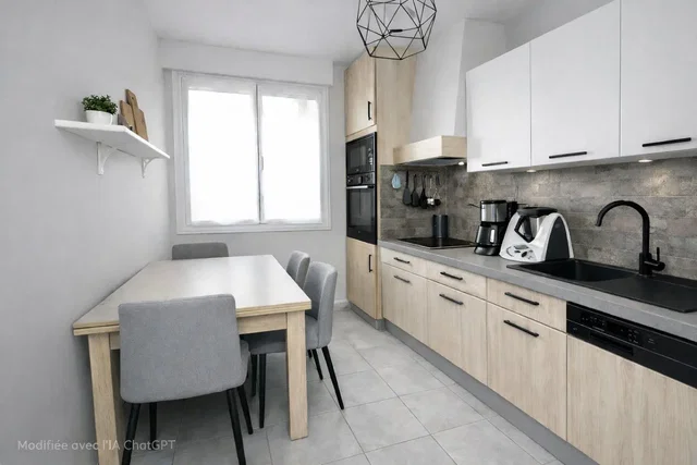 Kuchyňa; kuchynské spotrebiče, dlažba, prirodzené svetlo, moderný štýl