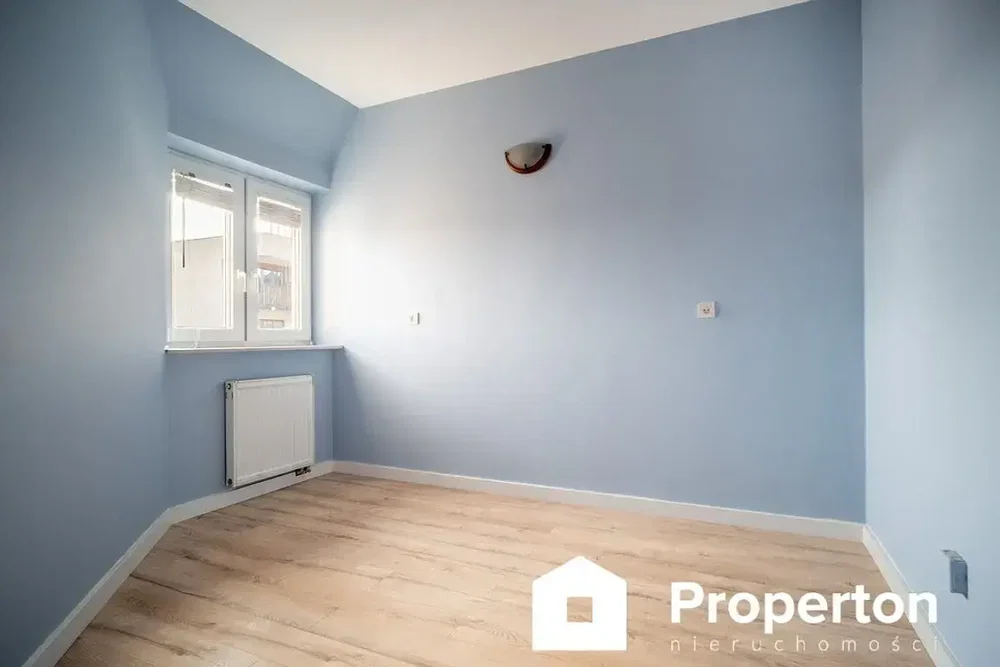 Yatak odası; doğal ışık, ahşap zemin, tadilatlı