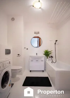 Banyo; fayans zemin, doğal ışık, tadilatlı, modern stil