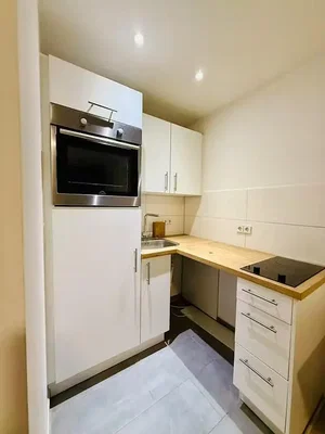 Kuchyně; kuchyňské spotřebiče, dlažba, po rekonstrukci, přirozené světlo