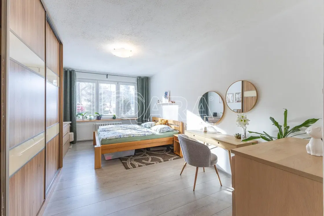 Slaapkamer; natuurlijk licht, houten vloer