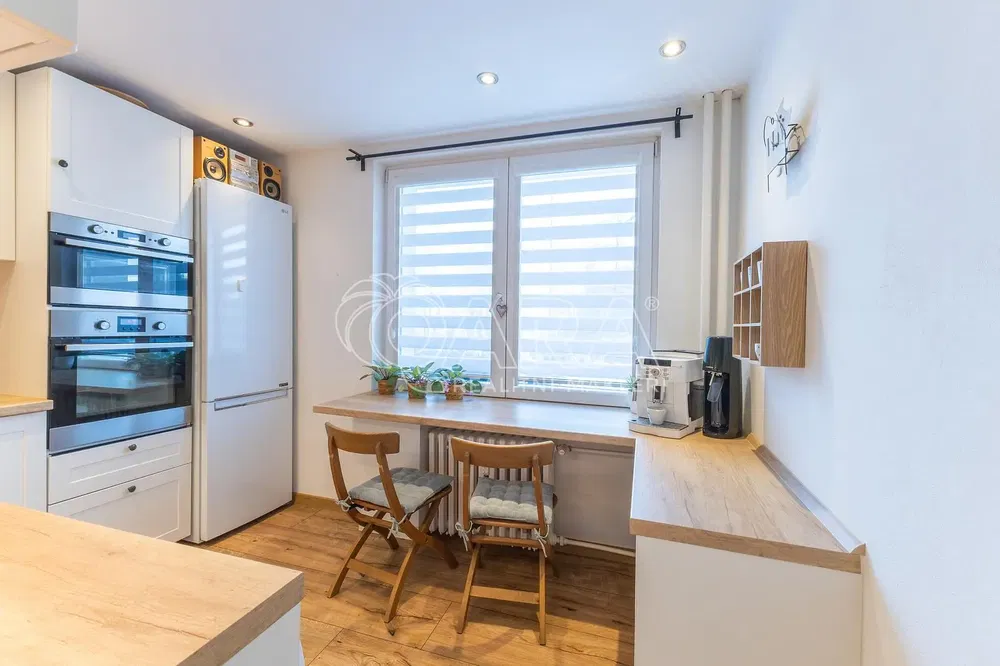 Keuken; keukenapparatuur, natuurlijk licht, moderne stijl, houten vloer