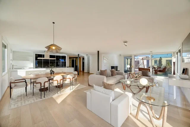 Wohnzimmer; tageslicht, moderner stil, holzboden