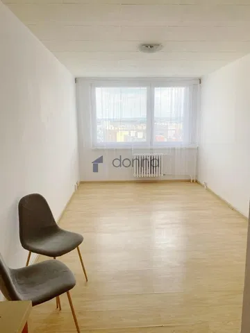 Slaapkamer; houten vloer, natuurlijk licht, uitzicht
