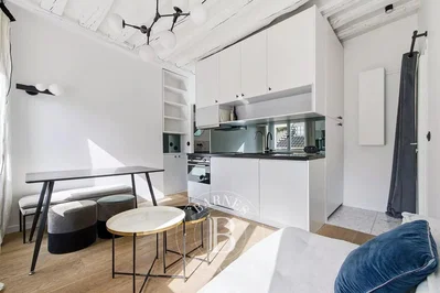 Cuisine; vue, parquet, lumière naturelle, style moderne