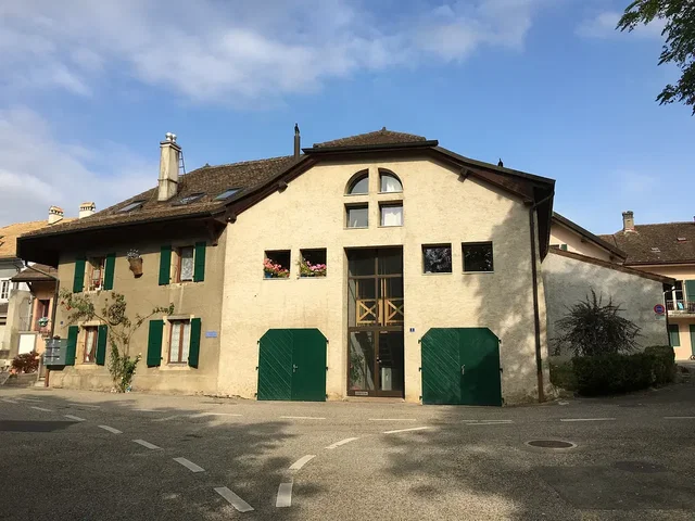 Casa e arredores; luz natural