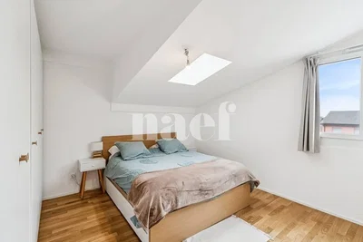 Camera da letto; pavimento in legno, luce naturale
