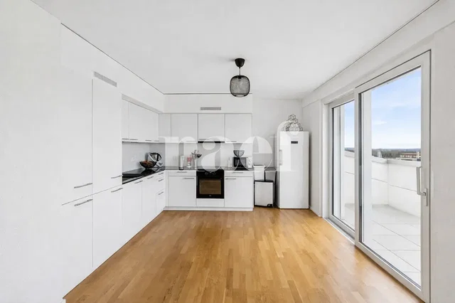 Cozinha; eletrodomésticos, vista, chão de madeira, luz natural, estilo moderno