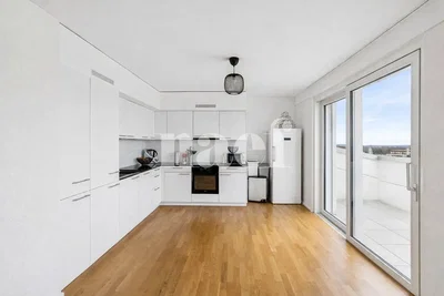 Cucina; elettrodomestici, vista, pavimento in legno, luce naturale, stile moderno
