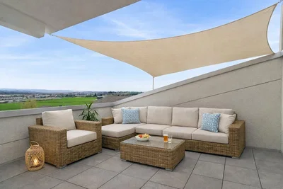 Terrazza; vista, pavimento in piastrelle, luce naturale