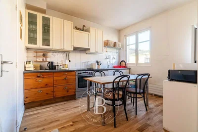 Mutfak; mutfak aletleri, doğal ışık, modern stil