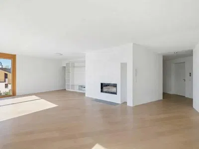 Oturma odası; şömine, ahşap zemin, doğal ışık