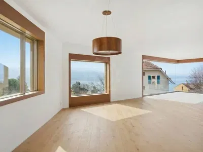 Oturma odası; manzara, ahşap zemin, doğal ışık