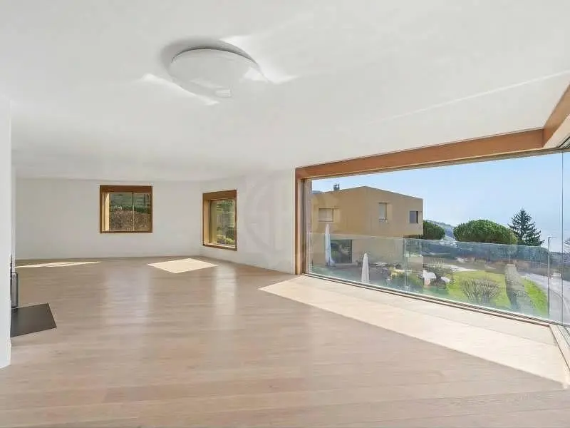 Oturma odası; manzara, ahşap zemin, doğal ışık