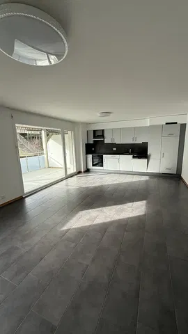 Cozinha; chão de azulejo, eletrodomésticos, luz natural, vista