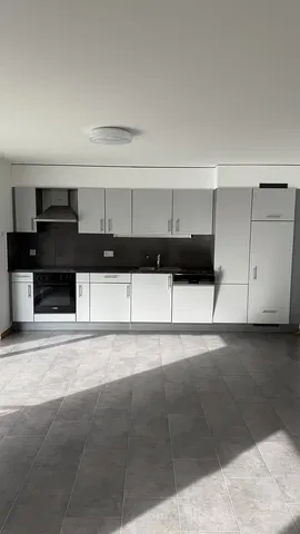 Cozinha; eletrodomésticos, chão de azulejo, luz natural