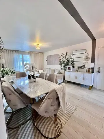 Living room; natural light, modern style, wood floor