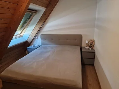 Chambre; poutres en bois, lumière naturelle, style moderne