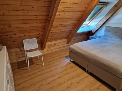 Chambre; poutres en bois, parquet, lumière naturelle, style moderne