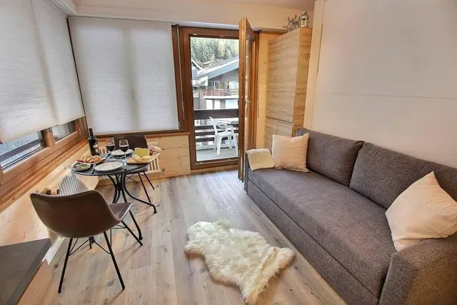 Sala de estar; chão de madeira, luz natural, estilo moderno, vista