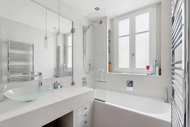 Badezimmer; tageslicht, fliesenboden