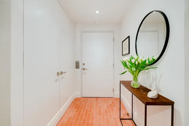 Γκαρνταρόμπα; πλακάκια, φυσικό φως