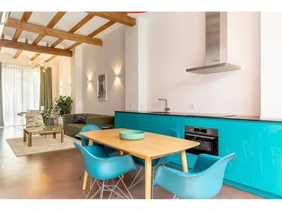 Oturma odası; ahşap kirişler, doğal ışık, modern stil, mutfak aletleri