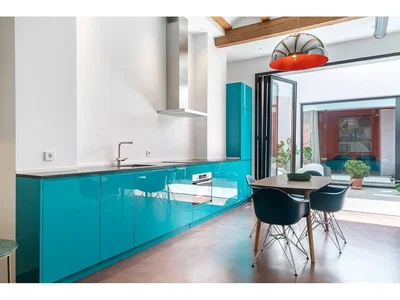 Mutfak; mutfak aletleri, ahşap kirişler, doğal ışık, modern stil