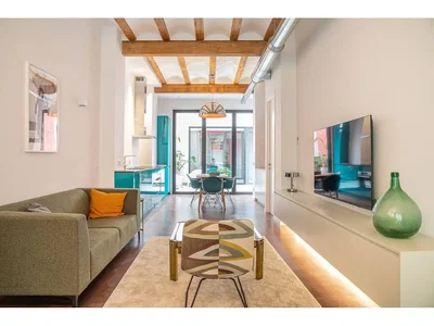 Oturma odası; doğal ışık, modern stil, ahşap kirişler