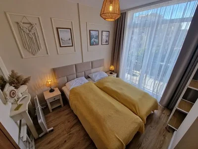 Yatak odası; doğal ışık, modern stil, ahşap zemin