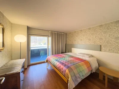 Schlafzimmer; tageslicht, holzboden