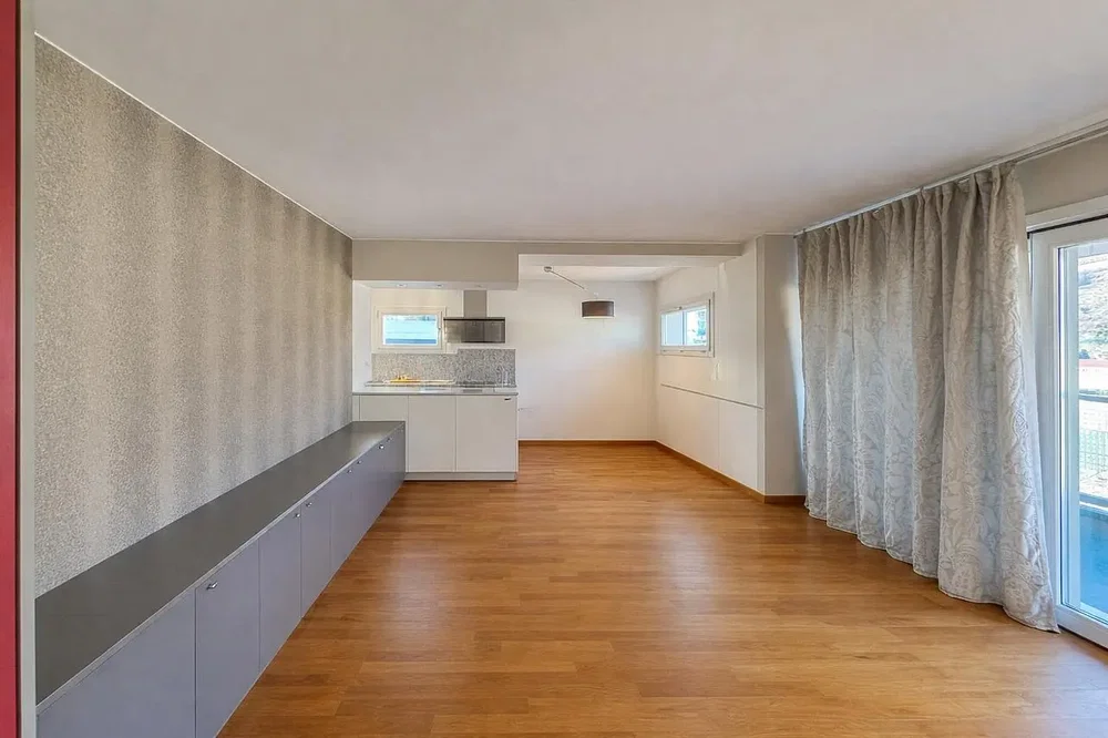 Kuhinja; drveni pod, prirodno svjetlo