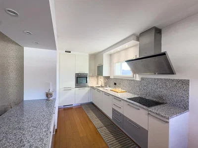 Küche; küchengeräte, tageslicht, moderner stil