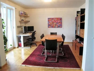 Eetkamer; tegelvloer, natuurlijk licht