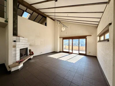 Salon; cheminée, poutres en bois, carrelage, lumière naturelle, vue