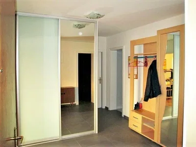 Garderobe; houten vloer, tegelvloer