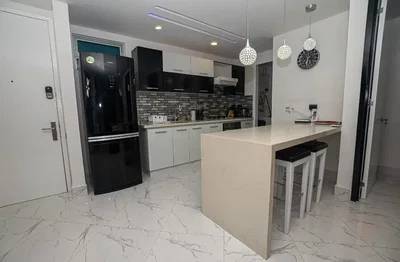 Küche; küchengeräte, fliesenboden, tageslicht, moderner stil