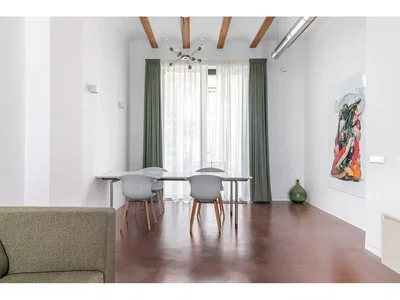 Oturma odası; doğal ışık, ahşap kirişler, modern stil