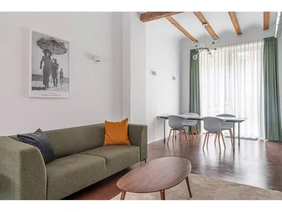 Oturma odası; ahşap kirişler, doğal ışık, modern stil