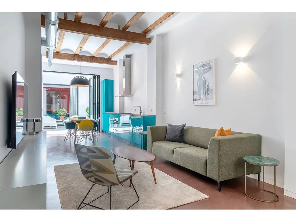 Oturma odası; doğal ışık, ahşap kirişler, modern stil