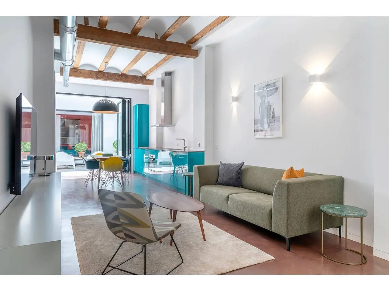 Oturma odası; doğal ışık, ahşap kirişler, modern stil