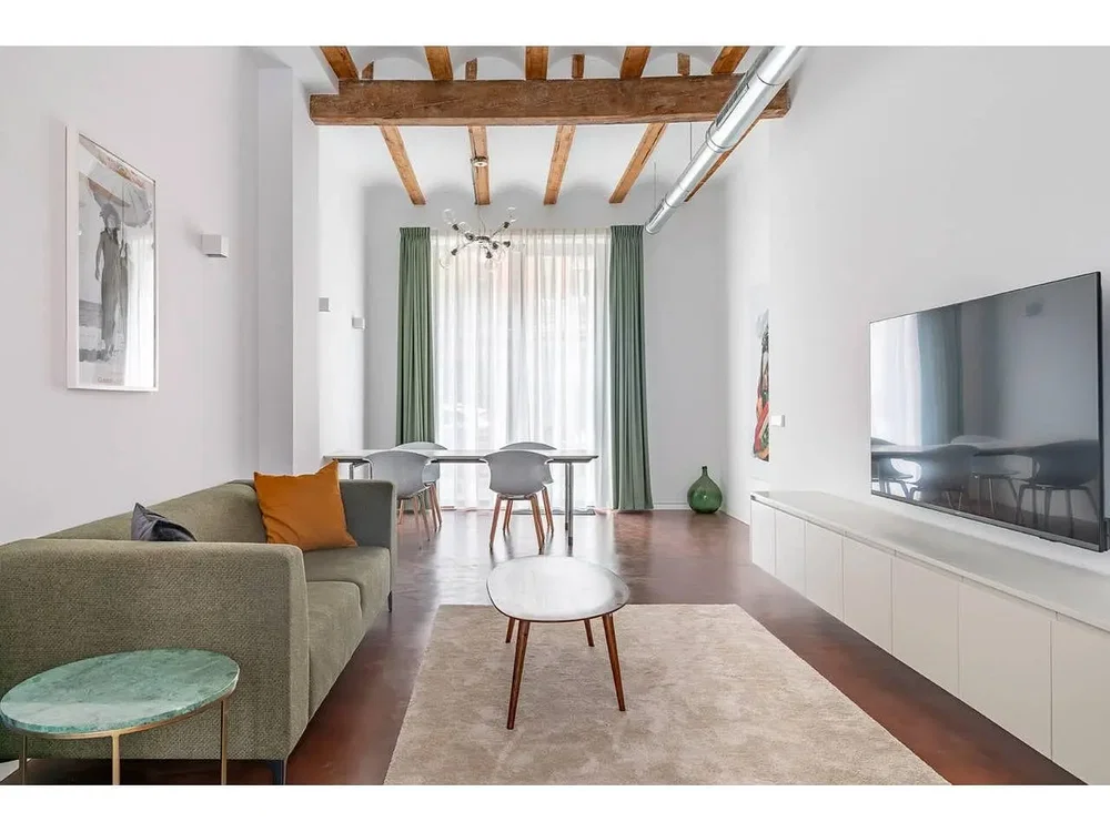 Oturma odası; ahşap kirişler, doğal ışık, modern stil