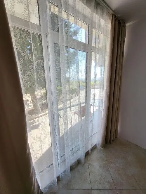 Balkon; razgled, talne ploščice, naravna svetloba