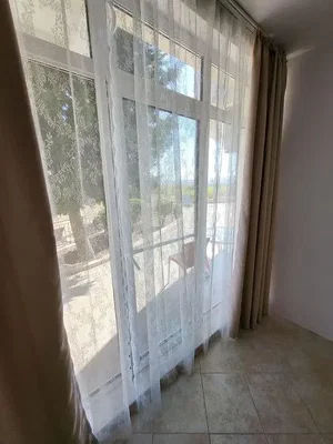 Balkon; razgled, talne ploščice, naravna svetloba